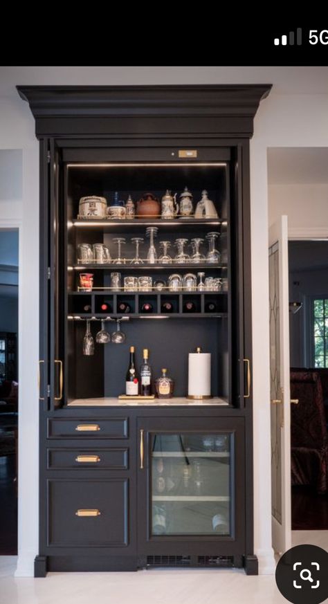 Wine Display Home Bar Ideas, Black Wine Cabinet, Modern Mini Bar Designs For Home, Bar In House Ideas, Wall Bar Ideas For Home, Alcove Bar, Classic Bar Design, Built In Bar Cabinet, Zigarren Lounges