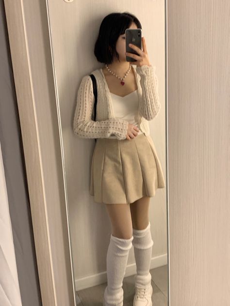 Soft Beige Outfit Aesthetic, Tan Skirt Outfit Aesthetic, Kakis Skirt Outfit, Creamy Outfit Aesthetic, Pretty Outfits With Skirts, Plaid Beige Skirt Outfit, Tan Skirt Outfit Ideas, Beige Stockings Outfit, Outfits With Cream Skirt