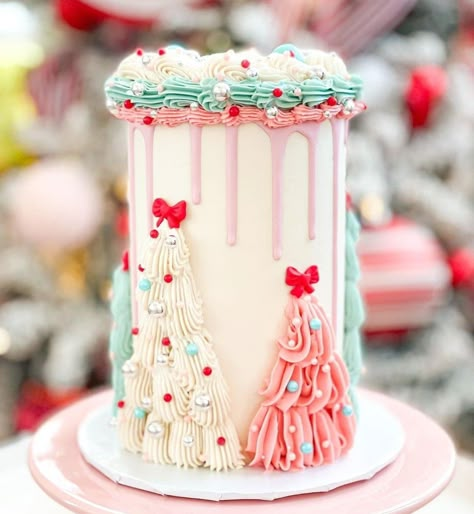 Gingerbread Birthday Party Cake, Pink Christmas Birthday Cake, Gingerbread Birthday Cake, Buttercream Christmas Cake, Christmas Smash Cake, Pink Christmas Cake, Gingerbread Desserts, Girlie Christmas, Gingerbread Birthday Party