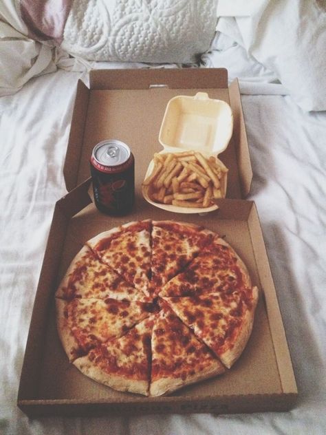 Yo sé comer comida basura. Me sale más gorda cada vez que comer comida chatarra. | https://lomejordelaweb.e Tumblr Food, Think Food, Good Eat, Pizza Hut, Food Goals, A Pizza, Food Delivery, French Fries, Pretty Food