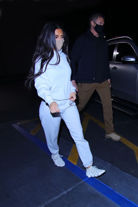 Kardashian Sweatpants Outfit, Kim Kardashian Airport, Kim K Outfits, Yeezy Style, Lux Dress, Yeezy Outfit, Kim Kardashian Outfits, Celebrity Casual Outfits, Airport Fits