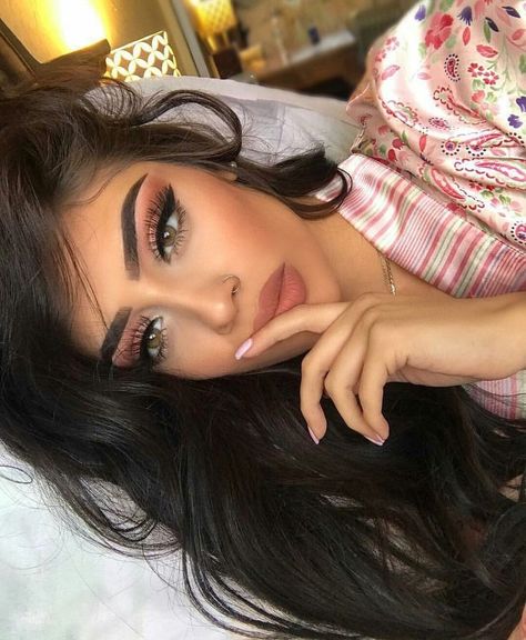 Beautiful girly makeup look! Love this soft pink eyeshadow, nude lips, and perfect eyebrows! #makeupartist #beauty #makeupgoals Boujee Makeup, Girly Makeup, Beauty Make-up, Fotos Goals, Perfect Eyebrows, Face Beat, Makeup Goals, Flawless Makeup, Gorgeous Makeup