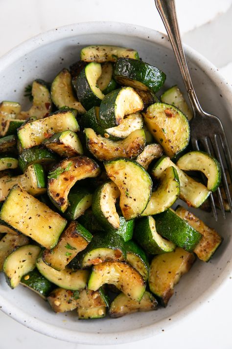 Sauteed Zucchini Recipes, Easy Veggie Side Dish, Zucchini Side Dishes, Best Zucchini, Zucchini Recipe, Sauteed Zucchini, Easy Zucchini, Easy Veggie, Sauteed Vegetables