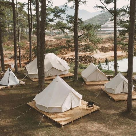 Glamping Business, Tents Camping Glamping, Tent Platform, Tenda Camping, Tent Living, Tipi Tent, Camping Breakfast, Glamping Ideas, Glamping Resorts