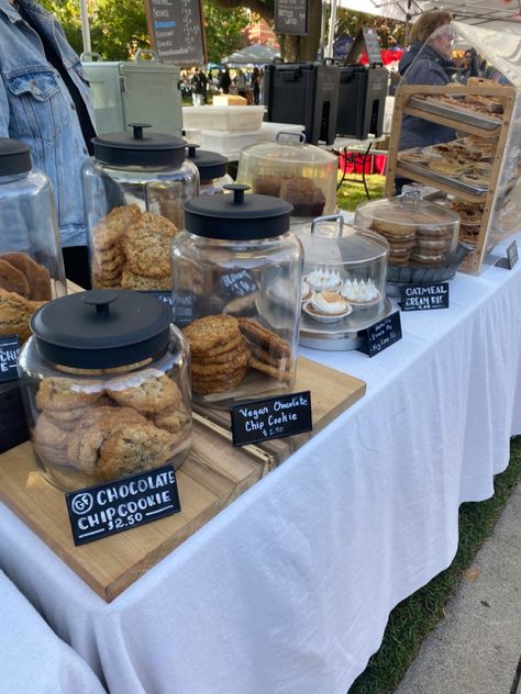 Cookie Stand Farmers Market, Cookie Display Ideas For Selling, Bakery Festival Booth, Cupcake Sale Display, Bake Sale Table Set Up, Bakery Stall Decoration Ideas, Cookies Farmers Market, Cookies Stand Display, Cookie Stall Display Ideas