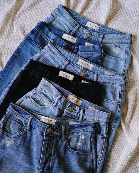 shadanjagersma Jeans Picture, Baggy Jeans 90s, Stylish Jeans For Women, 90s Boyfriend Jeans, Thrift Ideas, 90s Boyfriend, Low Rise Baggy Jeans, Preloved Clothes, Jeans Pacsun