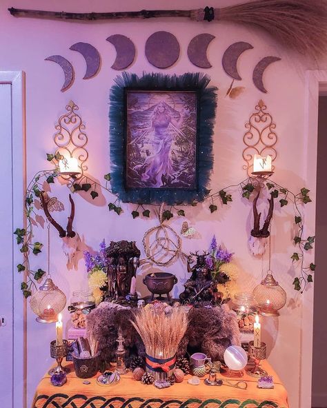 Witchy Room, Witchcraft Altar, Witch Room, Wiccan Decor, Witches Altar, Wiccan Altar, Pagan Altar, Witchy Crafts, Witch Spell Book