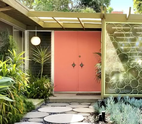 A perfect entrance with vintage Kwikset 'star' escutcheons for the front door. #entryways #frontdoor Midcentury House Exterior, Mid Century Modern Entry, Mid Century Modern Front Door, Mid Century Modern Exterior, Mid Century Exterior, 70s House, Modern Entry, Midcentury Home, Pink Door