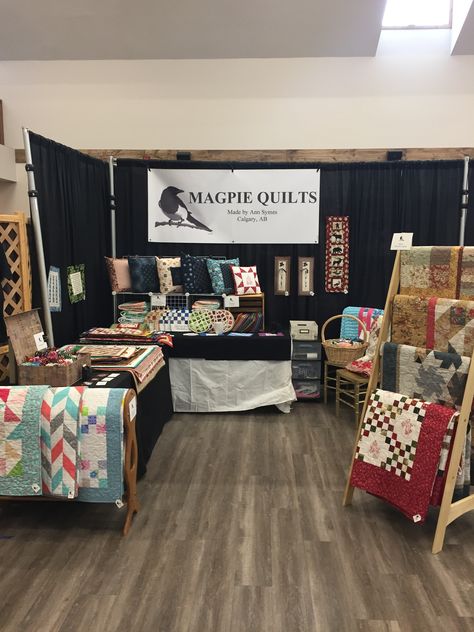 Quilt display booth at Mountain View Events, Cremona, Alberta 2018 Market Booth Display Ideas, Quilt Display Ideas, Market Booth Display, Craft Fair Table, Farmers Market Ideas, Show Display Ideas, Craft Fair Booth, Quilt Display, Booth Display Ideas