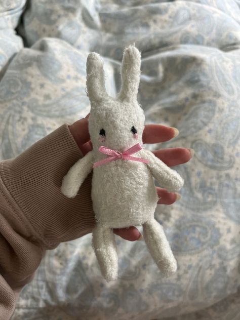 Handsewn Stuffed Animals, Hand Sewn Plushies Pattern, Easy To Make Stuffed Animals, Plushies With Clothes, Small Stuffed Animals To Sew, Hand Sew Stuffed Animals, Cute Stuffed Animals Diy, Home Made Stuffed Animal, Hand Sewn Toys