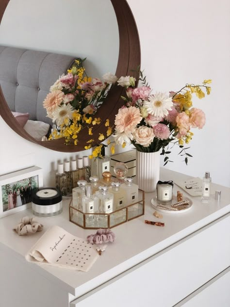 Dresser decorating ideas Room Dresser Decor Ideas, Dressor Decor, Cologne Storage, Dresser Decoration, Dresser Styling, Dresser Decor Bedroom, Perfume Organizer, Dressing Table Ideas, Dressing Table Decor