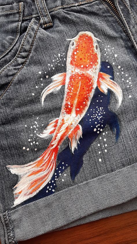 One more fish on my shorts Paint Shorts Idea, Shorts With Embroidery, Jeans Drawing Ideas, Painted Clothes Diy Jeans, Painted Pants Idea, Painting On Pants, Artsy Jeans, Jeans Design Ideas, Drawing On Jeans