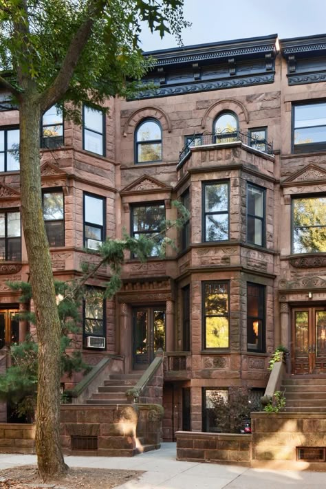 Set in Brooklyn, N.Y., this gorgeous townhouse includes a top floor that was transformed into a colorful and light filled play area for the kids. Appartement New York, Nyc Brownstone, Brownstone Homes, New York Brownstone, New York Townhouse, Townhouse Exterior, San Myshuno, Boston Restaurants, Boston Museums