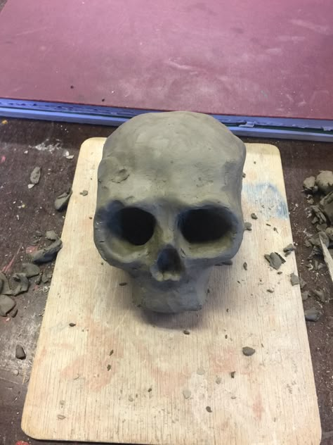 Sculpture Art For Beginners, Skull Clay Sculpture Easy, Hollow Clay Sculpture, Clay Art Projects Sculptures & Statues, Scary Ceramics, Clay Statue Ideas, Grunge Clay Art, Skull Clay Sculpture, Foam Sculpture Ideas