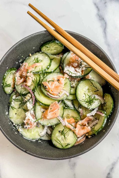 This tasty entire cucumber salad with smoked salmon, everything bagel seasoning, and cream cheese is a fantastic dish! Cucumber Salmon Cream Cheese, Cucumber Smoked Salmon Salad, Smoked Salmon Cucumber Salad, Salmon Everything Bagel, Everything Bagel Cucumber, Bagel Cucumber, Smoked Salmon Recipes Appetizers, Salad With Smoked Salmon, Salmon Sides