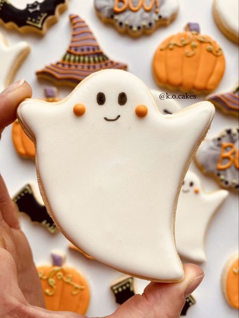 Ghost Cutout Cookies, Ghost Decorated Sugar Cookies, Ghost Halloween Cookies, Decorated Ghost Cookies, Halloween Ghost Cookies Decorated, Decorated Halloween Cookies Royal Icing, Ghost Royal Icing Cookies, Ghost Decorated Cookies, Easy Halloween Cookies Decorated