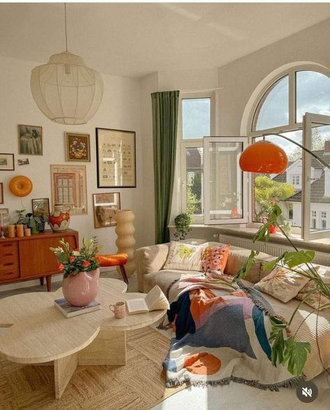 Retro Cottagecore Aesthetic, First House Ideas Living Room, Blake Lively House Interior Design, Living Room Modern Eclectic, Boho Funky Bedroom, Neutral Furniture Colorful Accents, Colorful House Inspiration, Light Wood Apartment Decor, Clutter Living Room Aesthetic