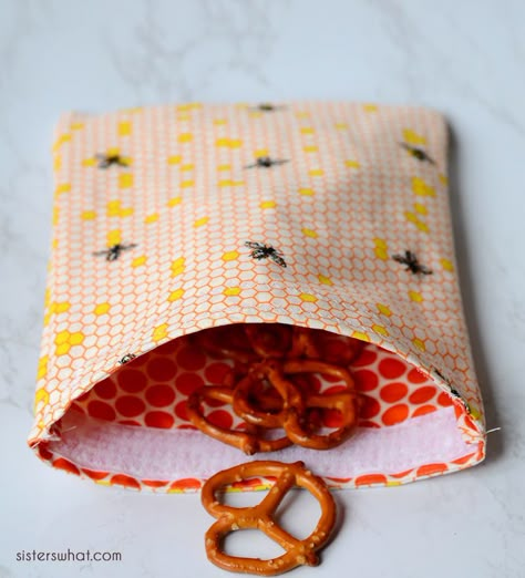 Diy Reusable Snack Bags, Diy Reusable Sandwich Bags, Strawberry Farming, Reusable Snack Bags Tutorial, Afterschool Crafts, Fabric Snack Bags, Easy Sewing Tutorials, Reusable Sandwich Wrap, Laminated Cotton Fabric