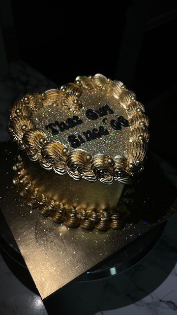 97K views · 16K likes | Bespoke cakes in Baltimore Maryland 🇺🇸 on Instagram: "Gold and Sparkle🤩🤩. Gold chrome heart cake with gold glitter for an extra pizazz 🤩🤩. #goldcake #goldheart #heartcake #vintagecake #glittercake #goldchrome #cakereels #caketrends #cakesofinstagram #baltimorebaker #baltimorecakes #trendingreels #blowthisup #dmvbaker #dmvcakes #cutecake #customcakes #thatgirl" Black And Gold Heart Shaped Cake, Gold And Silver Cake Ideas, Black And Gold 18th Birthday Cake, Golden Birthday Party Decorations, Black N Gold Cake, Gold Birthday Party Aesthetic, Brown Heart Cake, Gold Heart Shaped Cake, Black And Gold Heart Cake