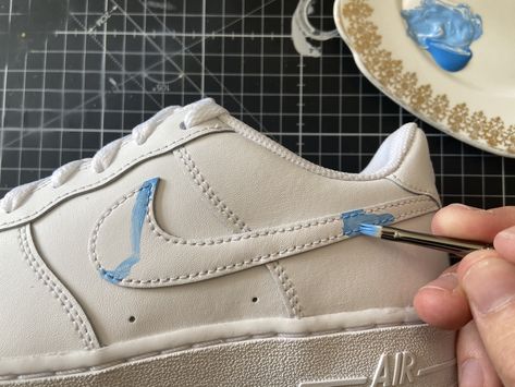 Frat Bro, Painted Air Force 1, Crafts Upcycling, Custom Sneakers Diy, Shoe Painting, Painted Nikes, Shoes Air Force, Custom Af1, Upcycle Clothing