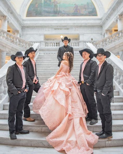 Chambalenes Outfits For Quince, Quinceanera And Chambelanes, Quince Poses With Chambelan, Quinceañera Photoshoot Ideas With Chambelanes, Quince Picture Ideas With Chambelanes, Quince Court Pictures Pink, Quinceanera And Chambelanes Photo Ideas, Quincenera And Chambelan Pictures, Xv Court Pictures