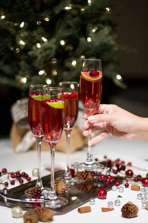 Weihnachtlicher Cocktail, Cranberry Mimosas, Cranberry Champagne Cocktail, Aperitif Cocktails, Cranberry Mimosa, Champagne Punch, Champagne Cocktails, Festive Cocktails, Christmas Cocktail