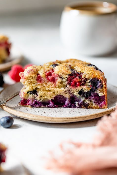 Mixed Berry Buckle Recipe Blueberry Yogurt Cake, Berry Cake Recipe, Breakfast Cake Recipes, Blueberry Yogurt, Blueberry Breakfast Cake, Healthy Yogurt, Blueberry Breakfast, Vegan Blueberry, Berry Cake