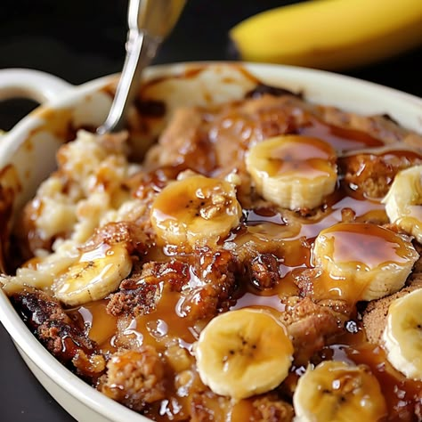 Delightful Bananas Foster Cobbler Banana Foster Recipe, Peach Cobbler Ingredients, Banana Foster, Banana Dessert Recipes, Cream Cheese Topping, Bananas Foster, Banana Dessert, Cobbler Recipe, Cheese Topping