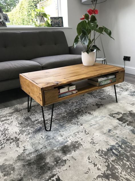 Simple Wood Coffee Table Diy, Homemade Coffee Table, Coffee Table Hairpin Legs, Palette Coffee Table, Homemade Coffee Tables, Diy Coffee Table Ideas, Pallet Coffee Table Diy, Pallet Coffee Tables, Wood Table Living Room