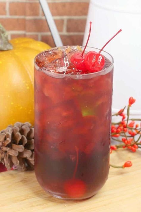 Enjoy a delicious Cran Apple Long Island Iced Tea. A twist on the classic drink, your favorite fall flavors really make this cocktail recipe the life of the party. Perfect to enjoy anytime, we especially like making this easy alcoholic drink recipe by the pitcher for Thanksgiving. Long Island Iced Tea Recipe, Thanksgiving Recipes Drinks, Apple Vodka, Easy Alcoholic Drinks, Candy Cocktails, Best Drinks, Fall Cocktails Recipes, Cranberry Cocktail, Thanksgiving Drinks