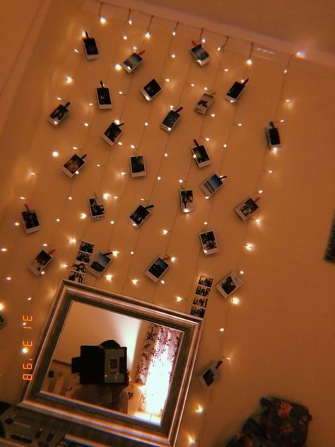 Polaroid Display, Tumblr Bedroom, Polaroid Wall, Diy Room Decor For Teens, Fairy Lights Bedroom, Room Deco, Aesthetic Decor, Teen Room Decor