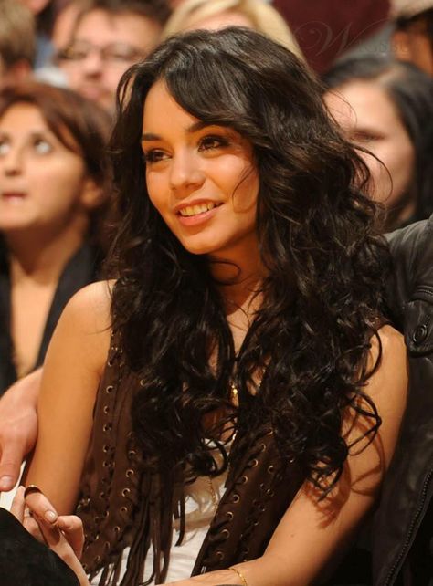 vanessa curly Gabriela Montez, Vanessa Hudgens Hair, Vanessa Hudgens Style, Black Hair Extensions, Medium Curly Hair Styles, Vanessa Hudgens, Hair Weft, Synthetic Lace Front Wigs, Winter Hairstyles