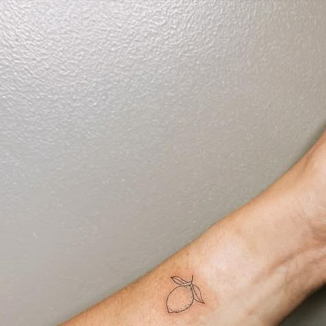 Lemon Fine Line Tattoo, Fine Line Lemon Tattoo, Lemon Tattoo Minimalist, Lemon Tattoo, Tattoo For Mom, Tattoos Tiny, Henna Style Tattoos, Fruit Tattoo, Tiny Tats