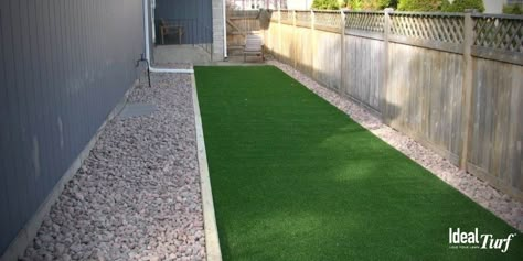 Dog-Friendly Backyard: The Best Landscape Designs for Dogs Dog Run Side Yard, Dog Run Ideas, Pet Friendly Backyard, Diy Dog Run, Outdoor Dog Area, Backyard Dog Area, Dog Potty Area, Dog Friendly Backyard, Dog Backyard