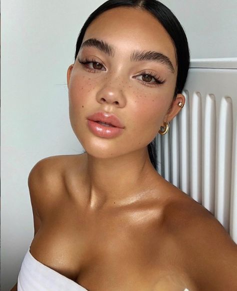 Wellness Girl, Dewy Makeup Look, Summer Makeup Looks, Dewy Makeup, Smink Inspiration, Perfect Eyebrows, Clean Makeup, Glowy Makeup, Natural Makeup Looks