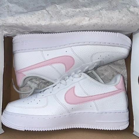 Nike Air Force 1 White Pink Foam Pink Nike Af1, Nike Air Force 1 Shoes Women, Nike Shoes Pink And White, Nike Air Rosa, Pink Air Forces Outfits, Pink Sneakers Nike, Nike Air Force Pink And White, Nike Air Force Rosa, Pink And White Nike Shoes