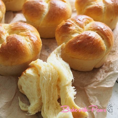 Sourdough Brioche Buns Brioche Sourdough, Soft Sourdough Bread, Sourdough Brioche, Soft Bread Recipe, Carb Cycle, Soft Rolls, Everything Sourdough, Sourdough Rolls, Donut Flavors