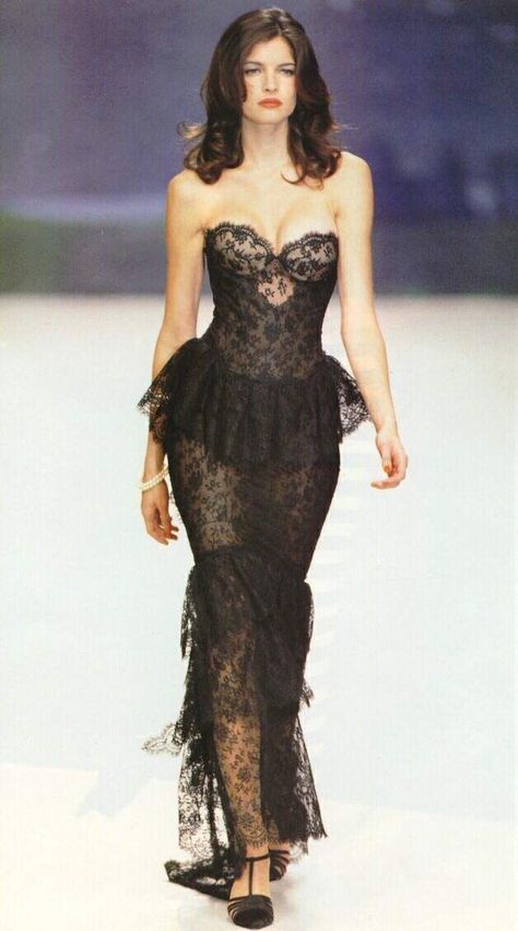 chanel couture ss95 worn by stephanie seymour 90s Black Tie Dress, Stephanie Seymour Runway, 90s Ball Gown, Stephanie Seymour 90s, 90s Gown, Brat Pack, Rockstar Aesthetic, Prom Inspo, Stephanie Seymour