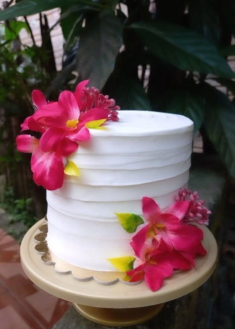 Hawaii Dessert Table, Birthday Cake Tropical Theme, Hibiscus Cake Decoration, Hibiscus Birthday Cake, Hibiscus Flower Cake, Cake With Flowers On Top, Tropical Cake Ideas, Birthday Cakes Flowers, Tropical Themed Cake