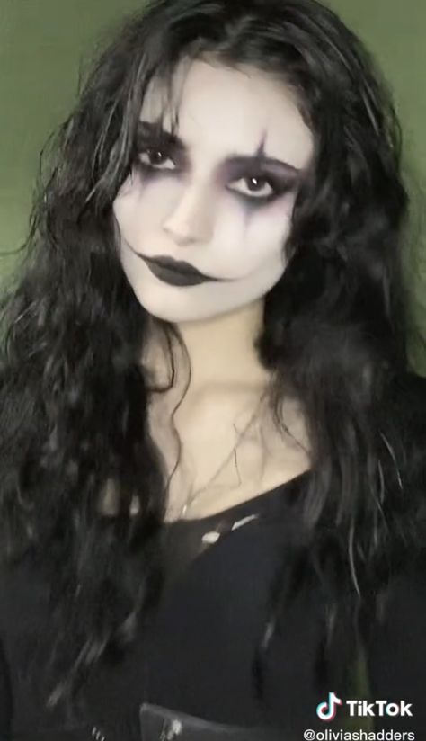 The Crow Woman Costume, Halloween Stage Makeup, Eric Draven Makeup, The Crow Halloween Costume Women, The Crow Inspired Makeup, The Crow Face Paint, Halloween Alt Makeup, Gothic Halloween Costumes Women, Crow Inspired Makeup