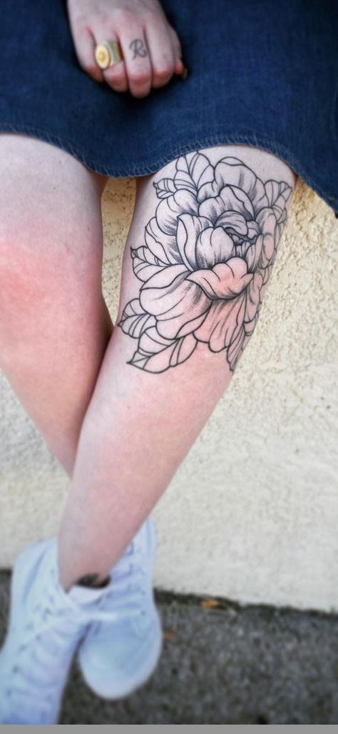 Peony Knee Tattoo, Knee Cap Tattoo, Tattoo Knee, Cap Tattoo, Peony Tattoo, Knee Cap, Peonies Tattoo, Knee Tattoo, Piercing Ideas