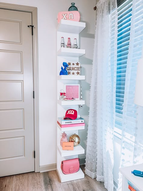 Preppy Shelf Ideas, Corner Shelf Decor, Preppy Bathroom, Preppy Room Ideas, College Dorm Inspo, Ideas Habitaciones, Shelf Decor Bedroom, Hangout Room, Room Organisation