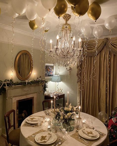 Elegant New Year's Eve Entertaining - The Glam Pad Nye Dinner, Nye Decorations, Dinner Party Table Settings, New Years Eve Dinner, New Years Dinner, New Year Table, Christmas Homescreen, Dinner Party Table, Party Table Settings