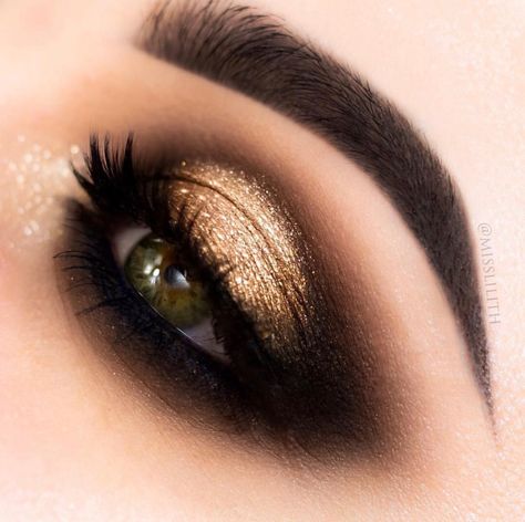 Black And Gold Eyeshadow, Makeup Cantik, Make Up Designs, Black Eye Makeup, Make Up Gold, Gold Smokey Eye, Gold Makeup Looks, Alat Makeup, Gold Eye Makeup