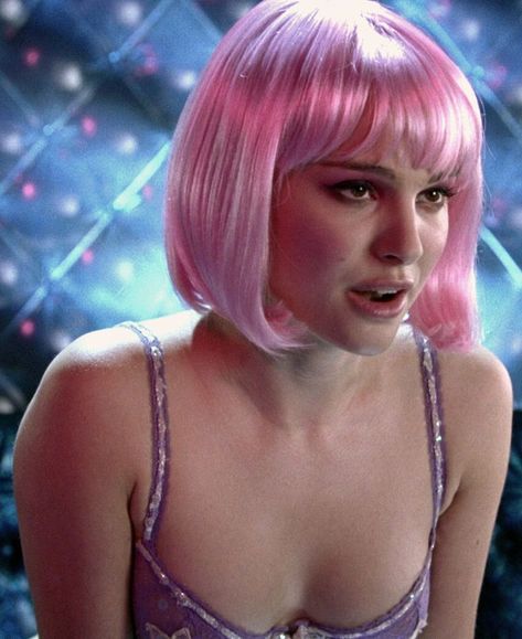 @retrobombshells shared a photo on Instagram: “Natalie Portman as Alice Ayres in “Closer”, 2004.” • Jan 27, 2021 at 7:19pm UTC Characters With Pink Hair Halloween, Natalie Portman Closer, Alice Ayres, Closer 2004, Characters With Pink Hair, Hair Movie, Closer Movie, Aesthetic Film, Pretty Halloween