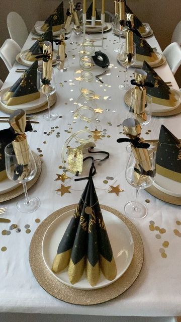 Kjersti Åbrekk Kristoffersen on Instagram New Years Table Set Up, New Years Decorations Table, Happy New Year Table Decoration, New Years Eve Decorations Table, New Year Eve Decorations Ideas, Table Nouvel An Decoration, Happy New Year Decor, New Years Table Setting, New Years Table Decor Simple