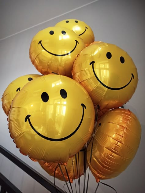 Smiley Face Painting Ideas, Happy Face Balloon, Smiley Face Painting, Smiley Balloon, Smile Balloon, Smiley Face Balloon, Emoji Balloon, Cute Balloons, Get Well Messages