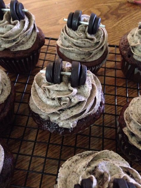 Cookies and cream dumbbell cupcakes. Weights gym Husband Birthday Cupcakes, Weight Cake Gym, Gym Cupcakes Ideas, Cupcakes For Husband Birthday, Gym Birthday Party Ideas, Gym Birthday Cake, Workout Cake, Crossfit Cake, Fitness Cake