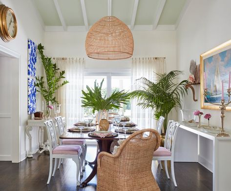 FLORIDA BUNGALOW | Ellen Kavanaugh Old Florida Decor, Tropical Decor Ideas, Modern Dining Room Light Fixtures, Coastal Dining Rooms, Tropical Dining Room, Florida Style Homes, Florida Bungalow, Beachy Cottage, Fine Dining Room