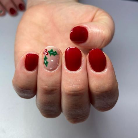 Biab Nails Christmas Inspiration, Simple Short Nail Designs Christmas, Christmas Nails Short Natural Nail, Natural Christmas Nail Designs, Red Nails With Mistletoe, Structured Gel Manicure Christmas, Christmas Nail Mistletoe, Christmas Nails On Short Natural Nails, Red Christmas Nails With Mistletoe